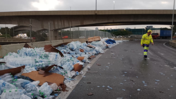Carreta se envolve em acidente e espalha garrafas PET perto da Marginal Tietê, em SP