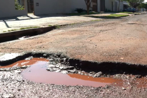 Buracos em Campo Grande causam acidentes, prejuízos e lotam emergência da Santa Casa 
