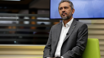 Servidores do Ceará terão reajuste salarial de 5% e aumento do vale-alimentação, anuncia Elmano