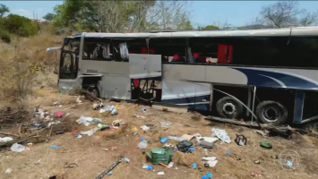 Motorista de ônibus que capotou e deixou 16 mortos em AL recebe alta mas ainda não foi ouvido, diz polícia